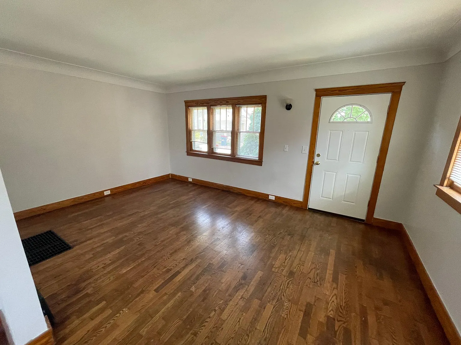 3 bed, 1.5 bath, 1350 sqft, $1,800 — Photo 4