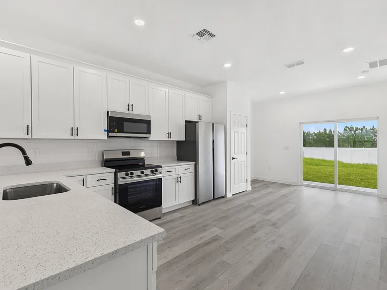 716 Desmoines Dr — Photo 20