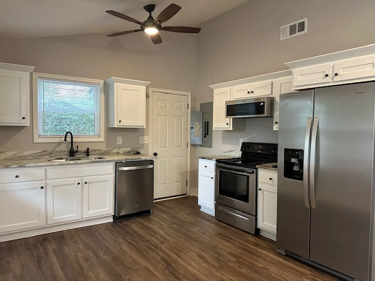 3 bed 1 bath Gainesville — Photo 2