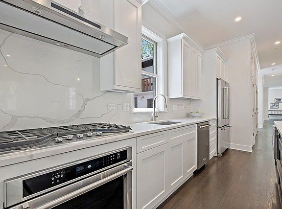 4th image of 555 Michigan Ave #1