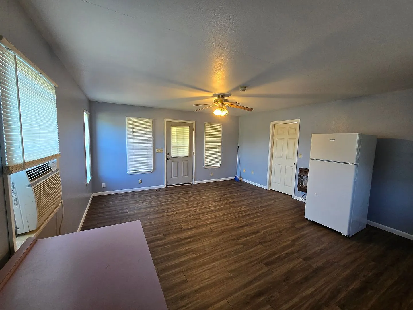 1 Bed/ 1 Bath Duplex Partial Utilities Included Desha — Photo 2