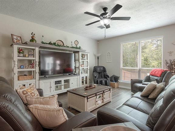 4th image of 127 Worley Way