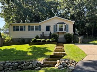 4 Flanders Rd, Sound Beach, NY 11789