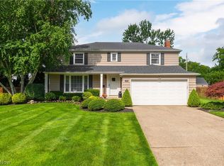 2808 W Asplin Dr, Rocky River, OH 44116