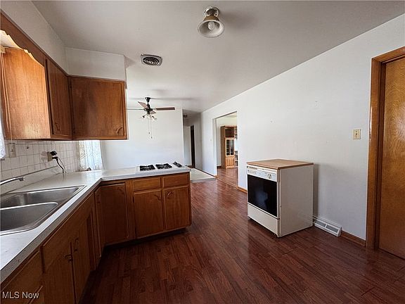3rd image of 125 Grandview St