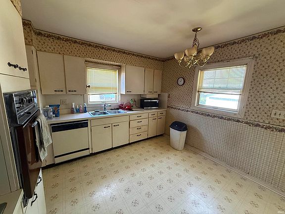 4th image of 401 W Sycamore St