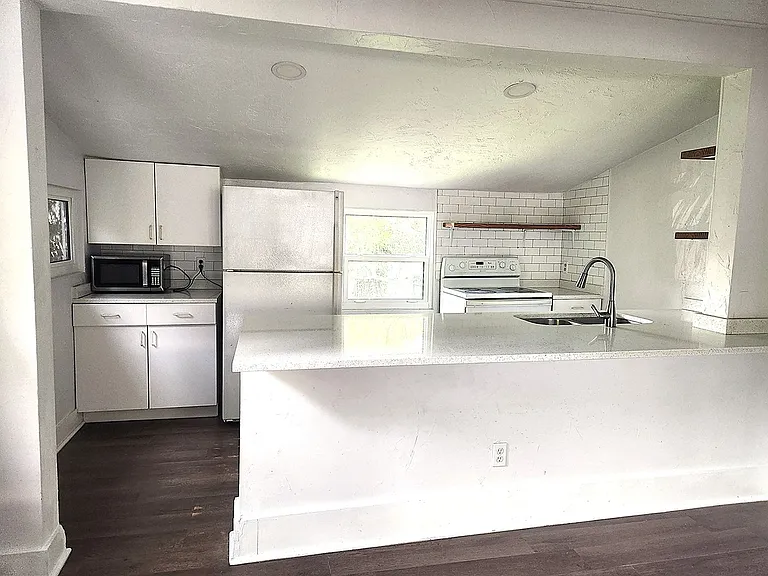 125 Palm Pl — Photo 2