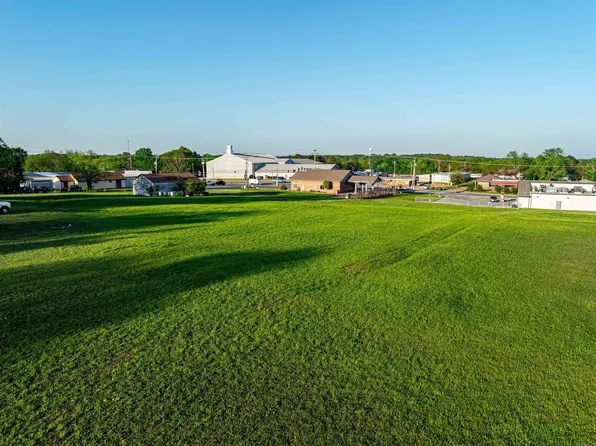 W Center St, Cave City, AR 72521