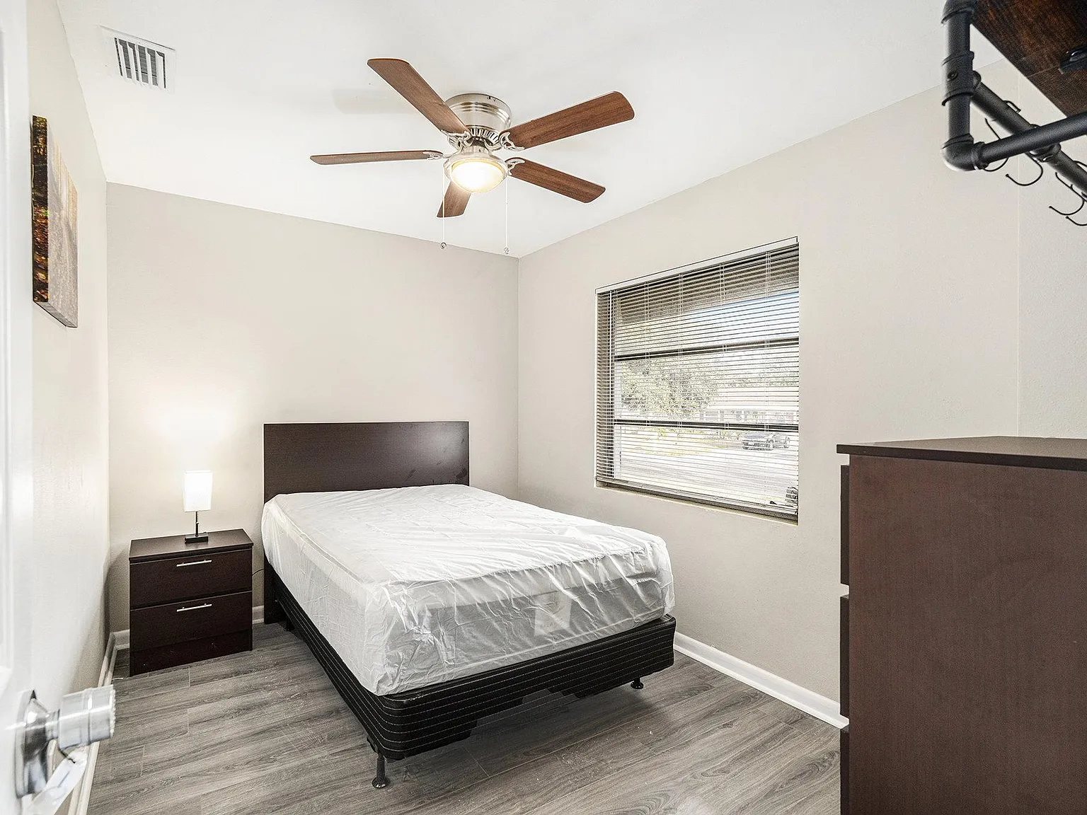 4 bed, 3.0 bath, 2784 sqft, $931 — Photo 1
