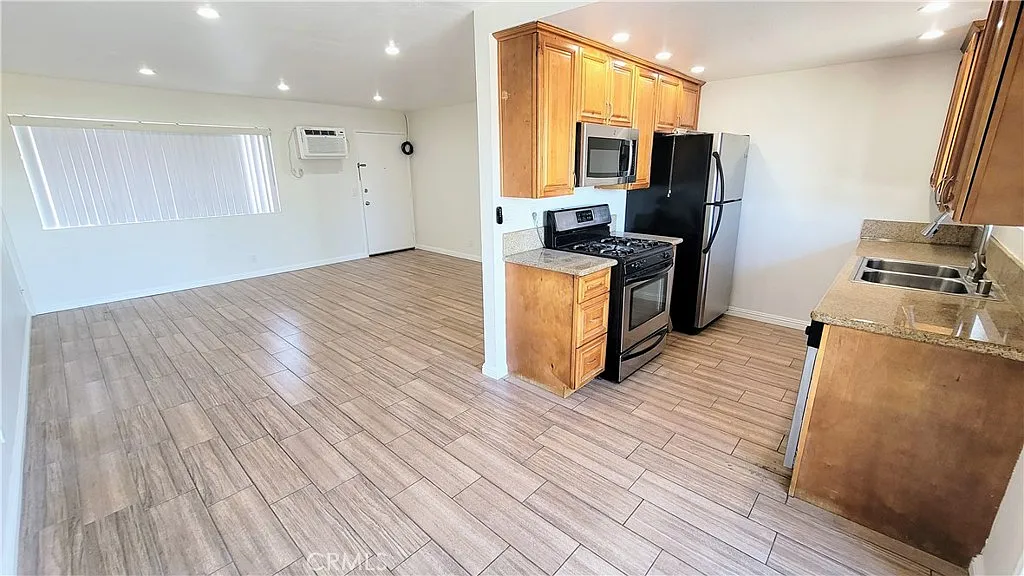 2 bed, 837 sqft, $2,450 — Photo 1