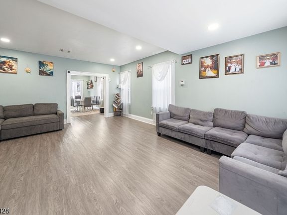 5th image of 343 Dewitt St