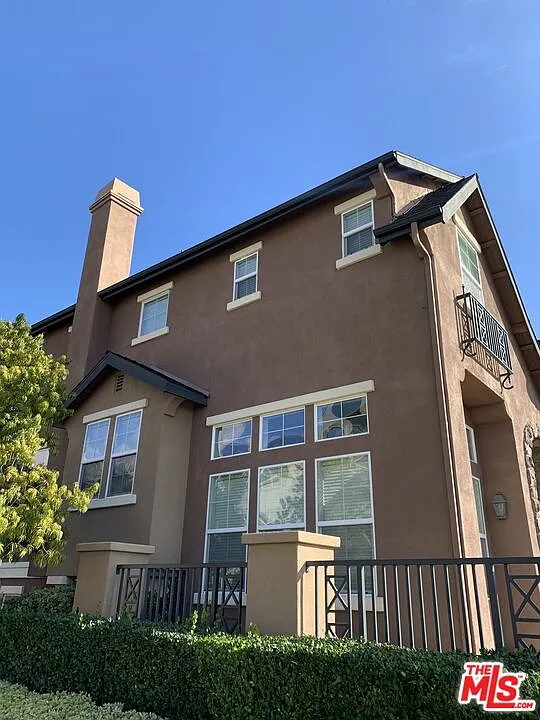 3 bed, 2.5 bath, 1782 sqft, $4,200 — Photo 2