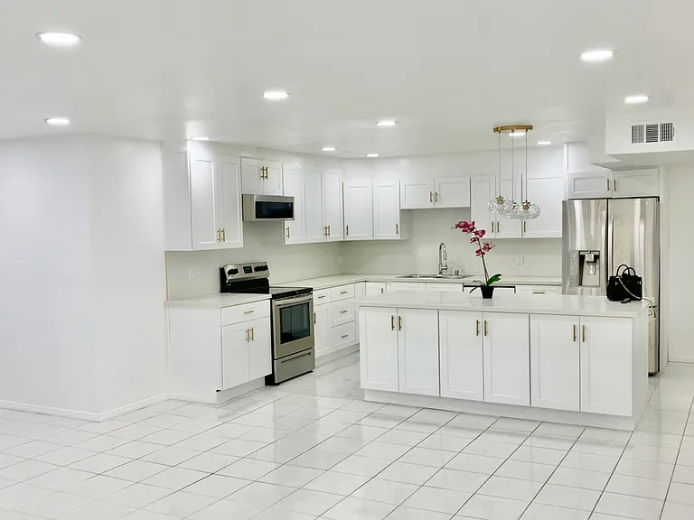 5301 Balboa Blvd #F7 — Photo 7