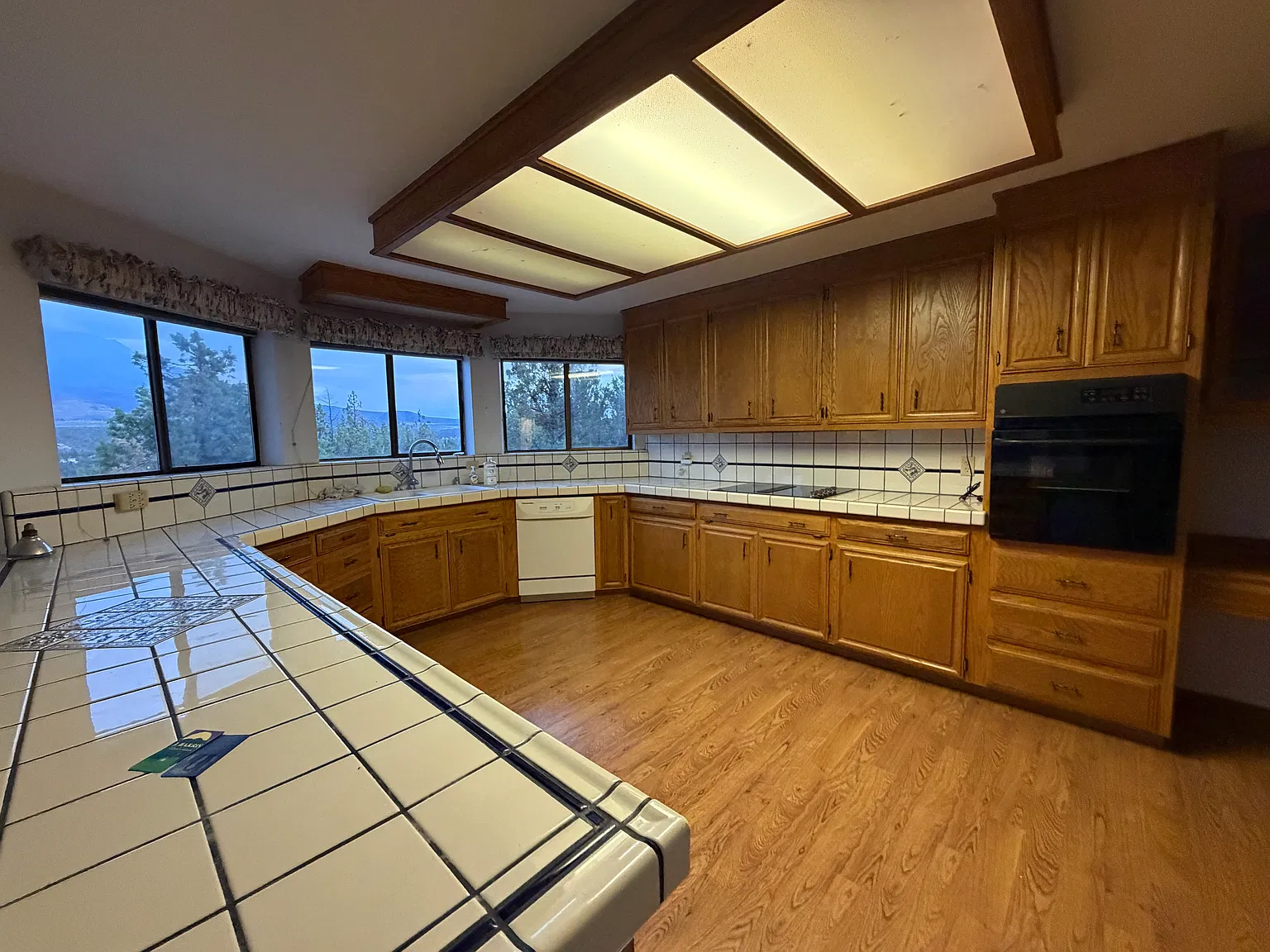 Stunning Views Await - 3 Bedroom Home - Quiet Cul-de-Sac — Photo 2