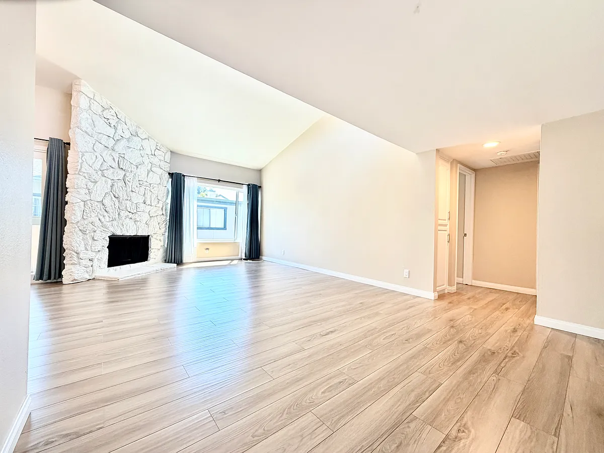 Building Photo - 1114 Cleghorn Dr #E
