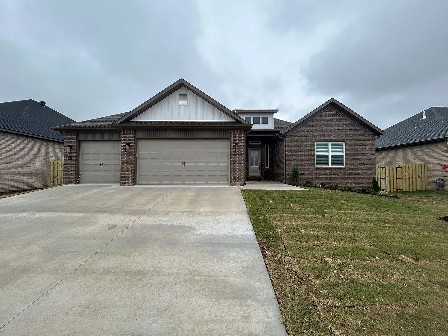 Beautiful Modern Home in Pea Ridge! — Photo 1