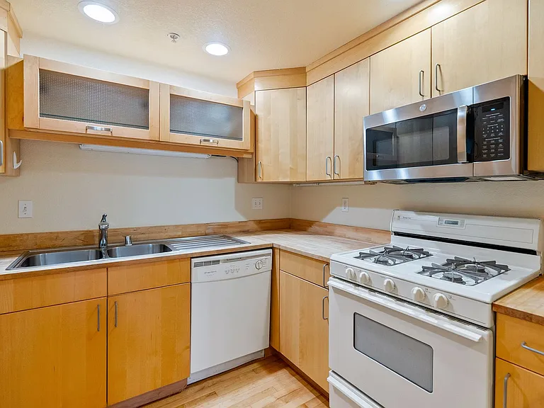 2074-2078 Parker Street - Residential — Photo 15