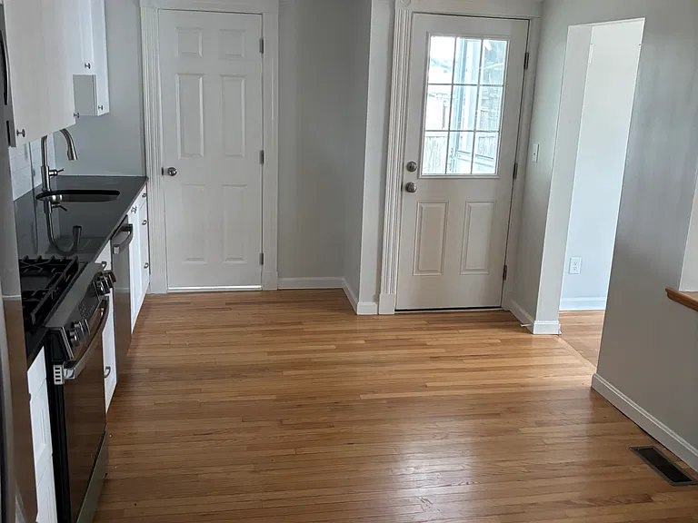 109 Magoun Ave — Photo 5