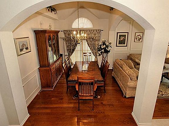 3rd image of 2913 Cypress Leaf Ln