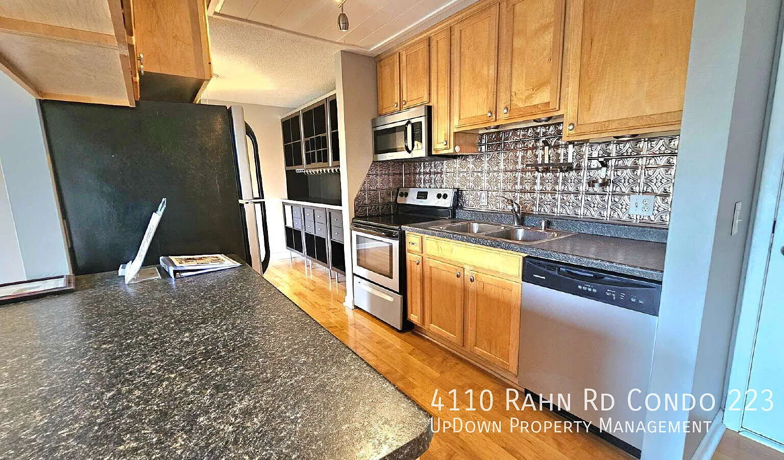 Charming 2-Bedroom Condo in Eagan Spacious 900 Sq Ft Living! — Photo 4