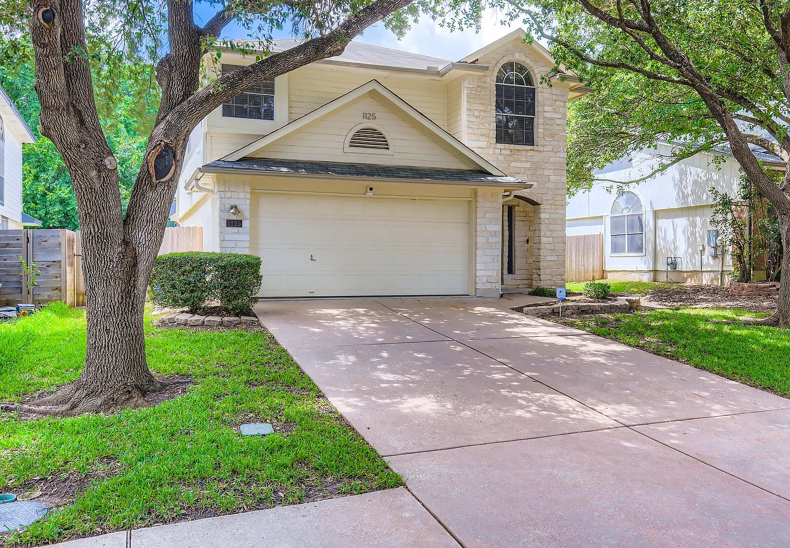 3 bed, 2.5 bath, 1986 sqft, $5,832 — Photo 2