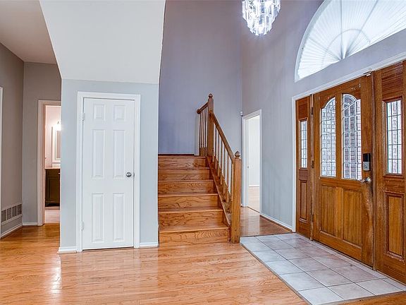 3rd image of 706 Amesbury Dr