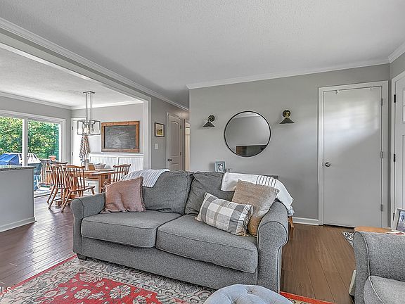 5th image of 360 Ashley Dr