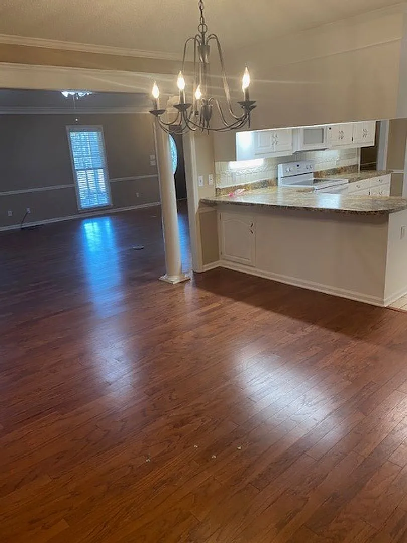 Beautiful 3 Bed 2 Bath Available in June! — Photo 4