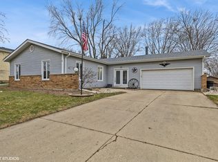 997 Saint Johns Rd, Woodstock, IL 60098