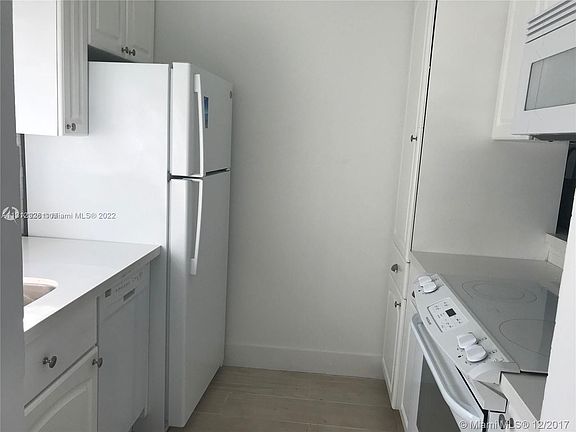 4th image of 798 Crandon Blvd APT 9C