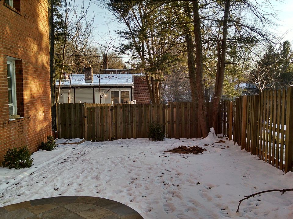 You own privately fenced sideyard!
