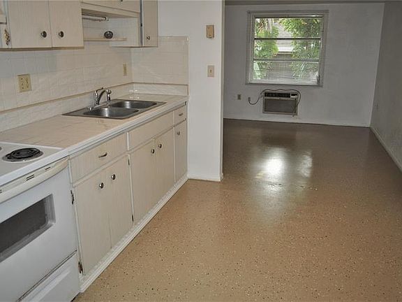 2nd image of 521 Magnolia Ave APT B