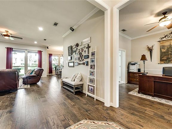 5th image of 621 Greenbriar Dr
