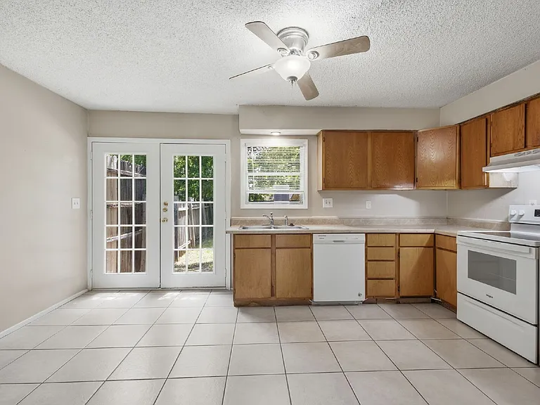 308 N Roe St #B — Photo 9