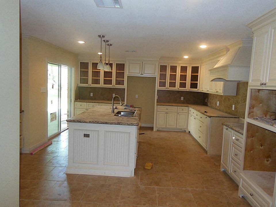 1st image of 1709 Oaks Dr