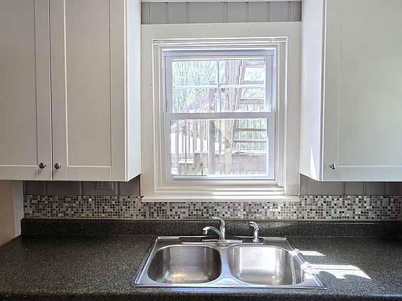 5th image of 40 Maple Grove Avenue