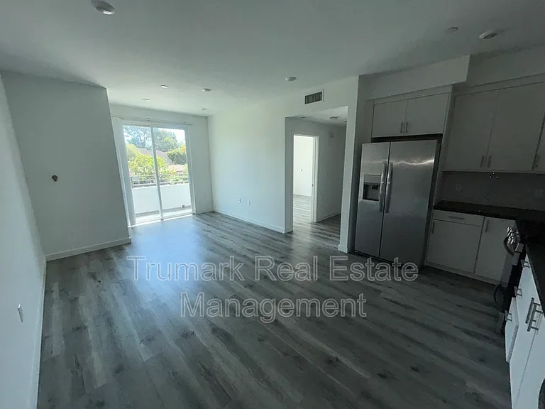 11408 Sarah St #205 — Photo 8