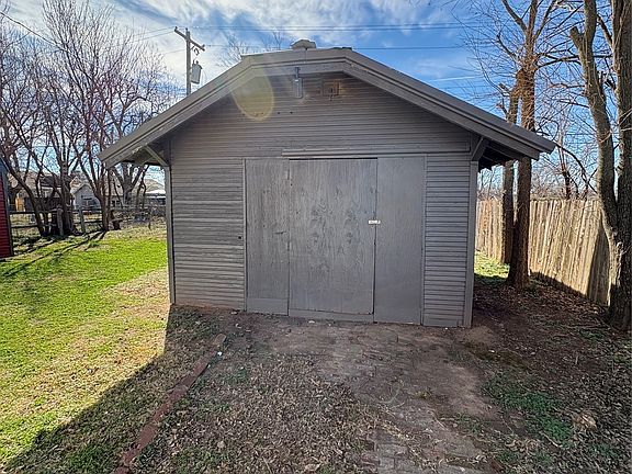 4th image of 933 E Maple St