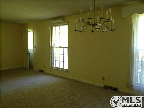 3rd image of 2590 Memorial Dr
