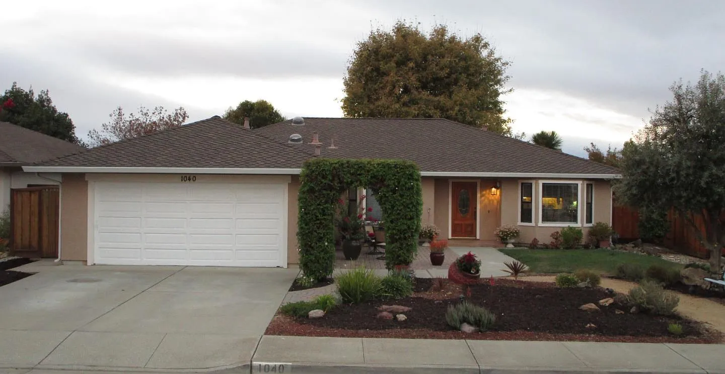 1040 Trinity Dr photo 1
