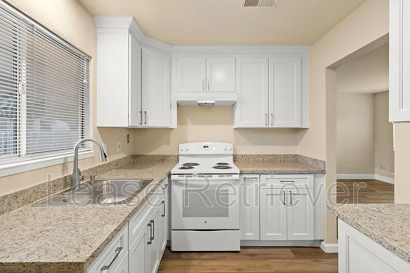 2 bed, 1.0 bath, 800 sqft, $1,895 — Photo 3