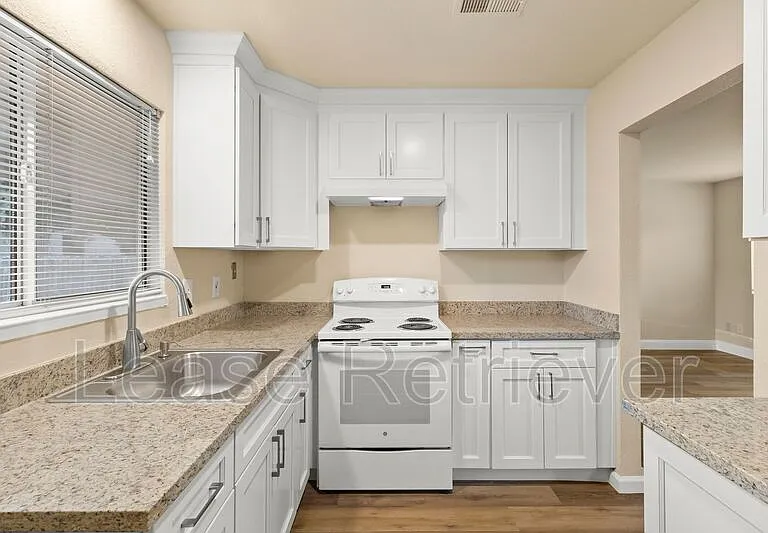 940 Palm Cir — Photo 3