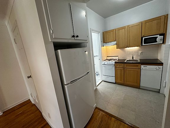 3rd image of 127 E 60th St #5R
