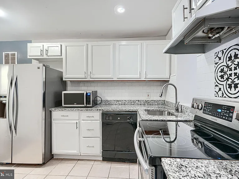 1127 Sargeant St — Photo 14