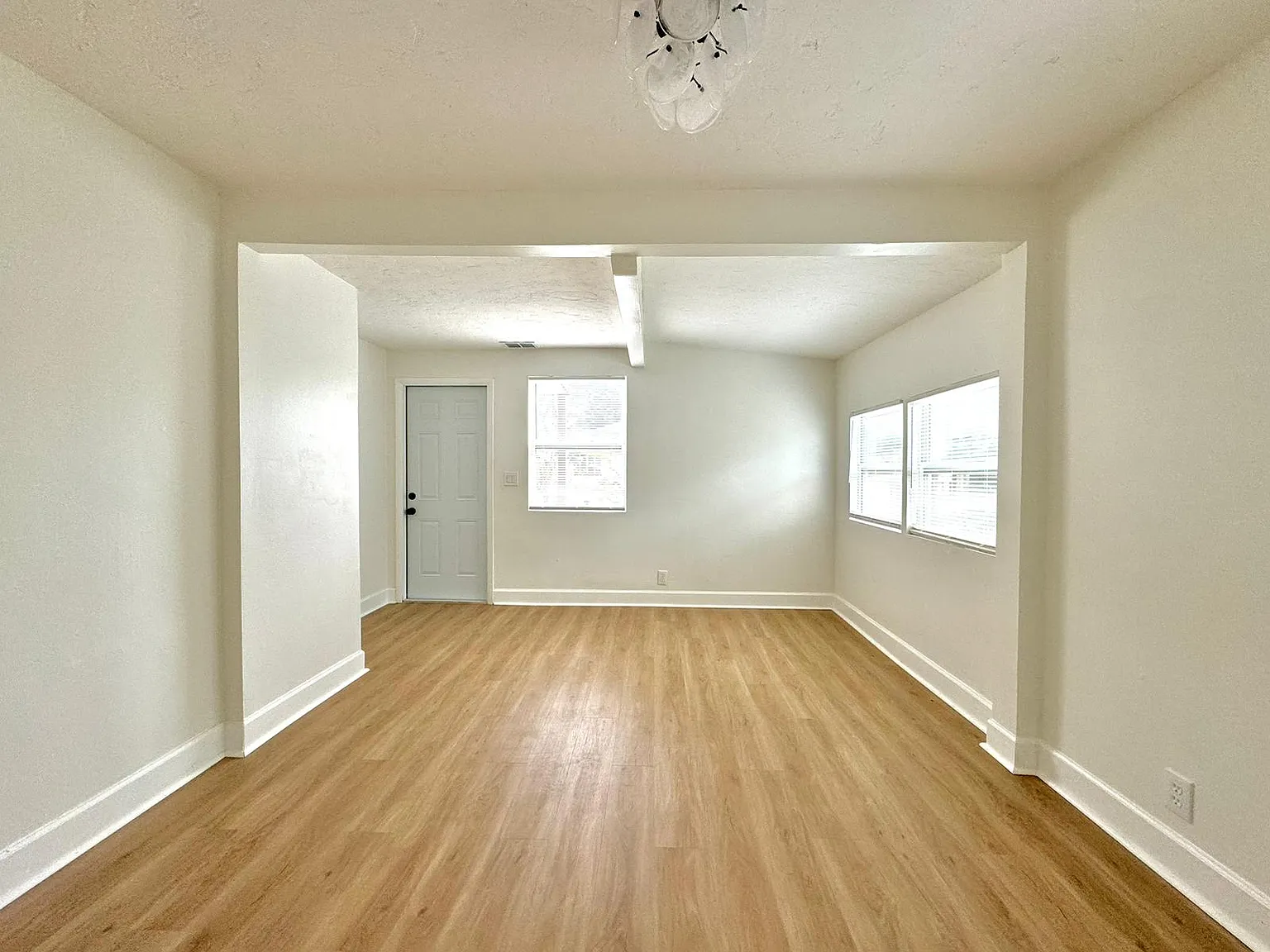 4 bed, 1200 sqft, $3,049 — Photo 4