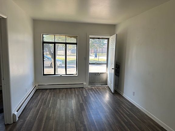 4th image of 162 Burke St