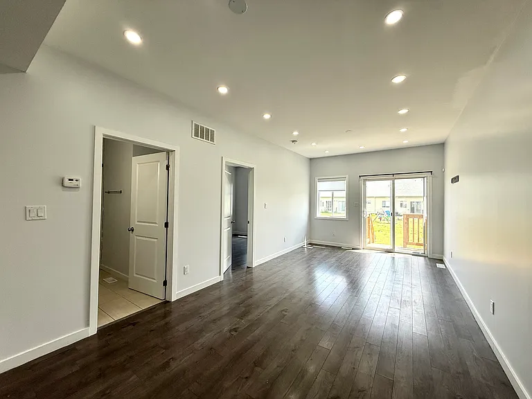 403 Chaffey St — Photo 8