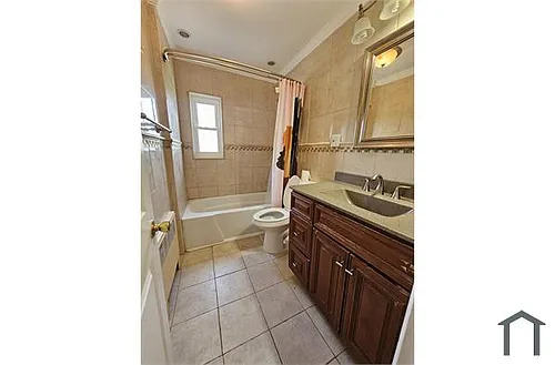 821 Penfield St Photo 1