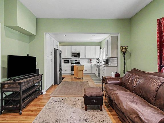 5th image of 422 N East St