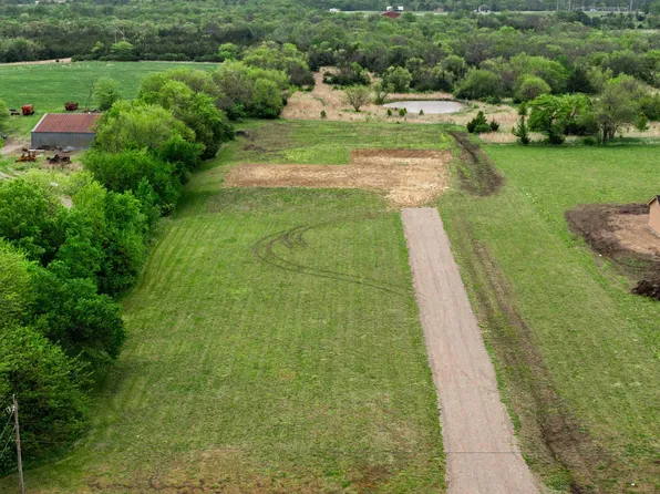 5826 SE 53rd St, Berryton, KS 66409